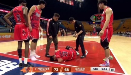 开云公司-惨烈！郭艾伦突发受伤，抱着左膝痛苦倒地，被担架车送出场