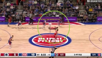 开云公司-惨！小卡左膝受伤瞬间曝光：先被奥萨尔撞 马上又被里德撞翻在地