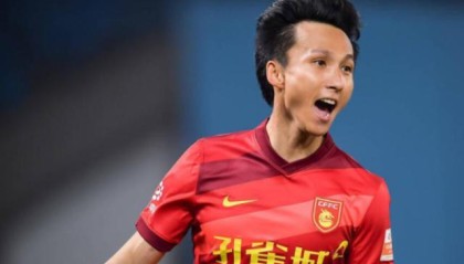 开云-尹鸿博进球后不忘求助：希望能够尽快解决球队困难