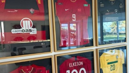 开云公司-已退役近1年！36岁国足归化艾克森晒自己的国足、广州、海港球衣